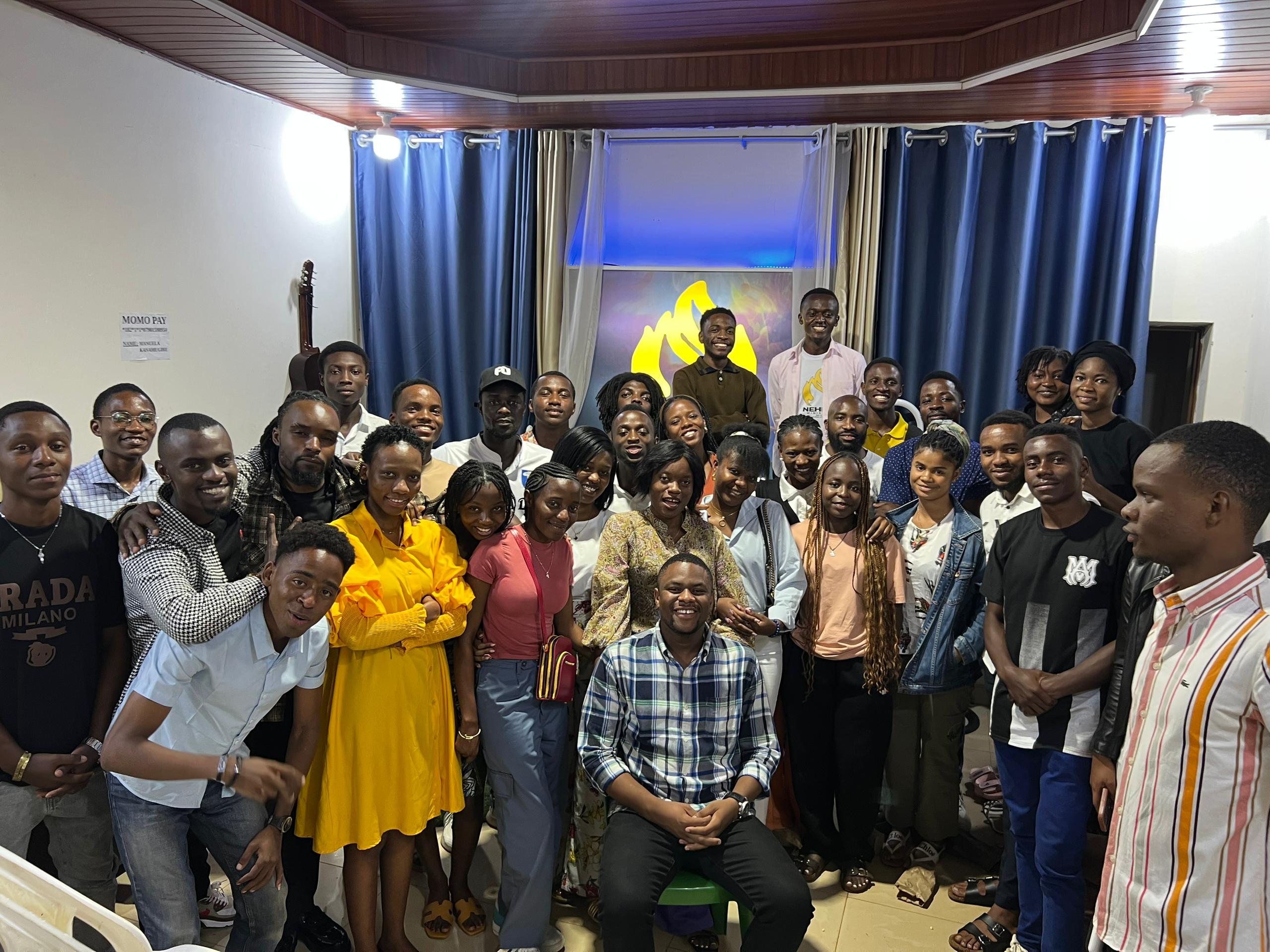 Femme africaine prêchant avec passion devant une congrégation attentive