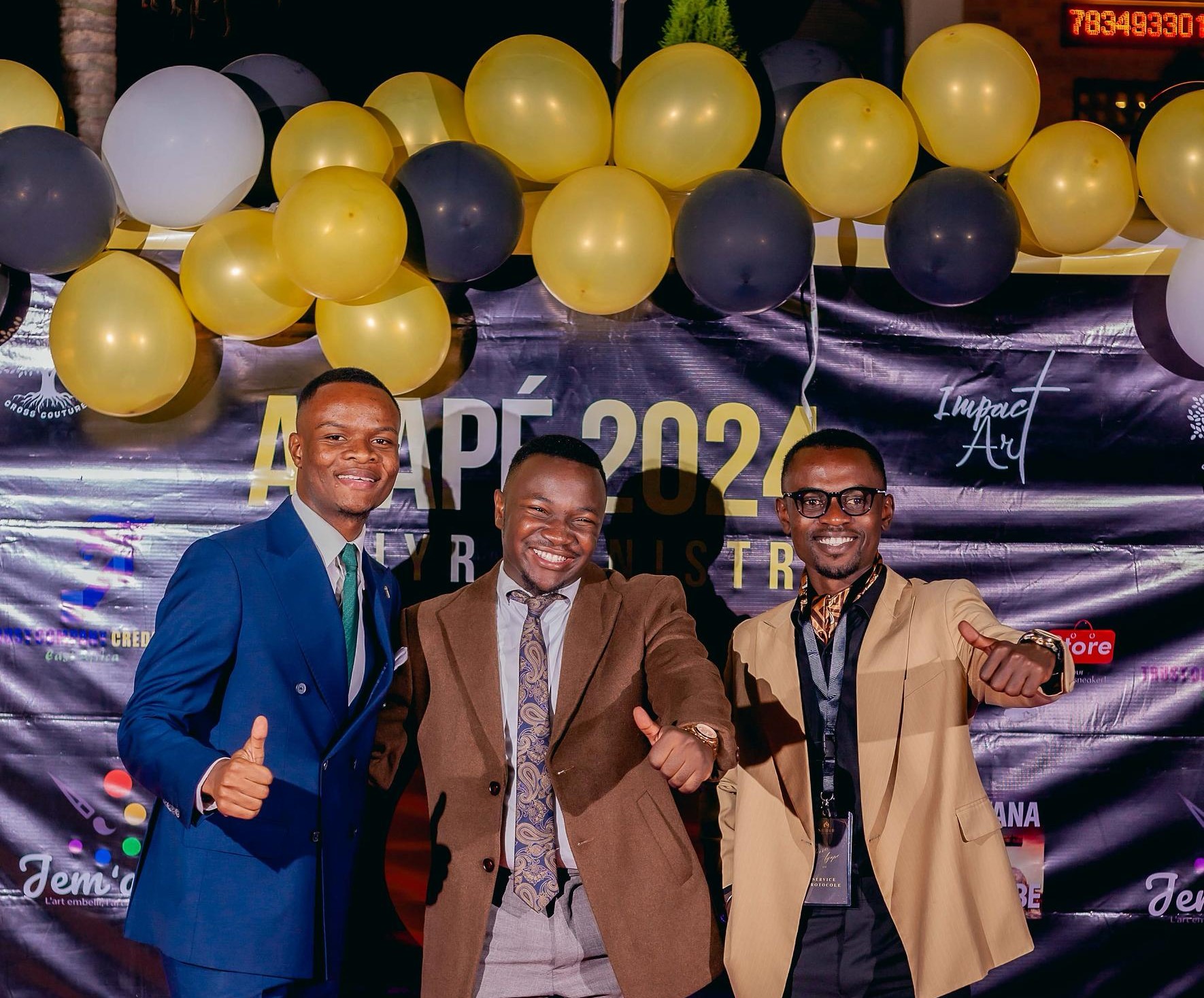 Femme africaine prêchant avec passion devant une congrégation attentive