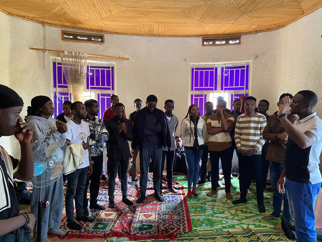 Grande salle de conférence remplie de participants pendant une session de prière intensive